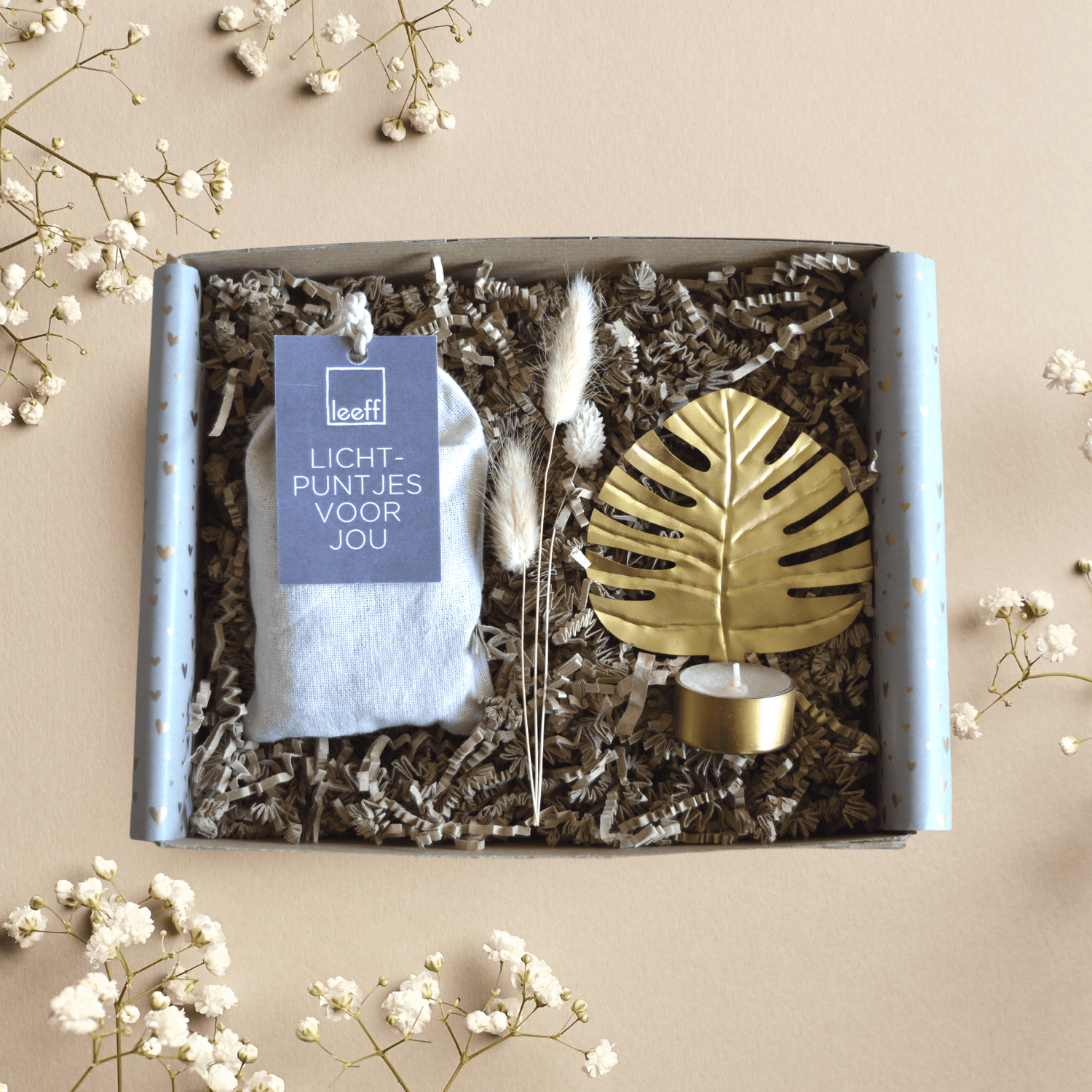 Opzoek naar een cadeau voor een house warming? geef dan deze mooie giftbox "A New Place"!. Deze giftbox is gevuld met lichtpuntjes (10 stuks waxinelichtjes) en een hele mooie wand Waxinelichthouder van het merk Mrs Bloom.   De Waxinelichthouder is verkrijgbaar in meerdere varianten; Blad, Bloem, Koraal en Lotus, Zie de foto's en kies jouw favoriet.  Unieke cadeaus bij Gift A Licious, unbox the love, cherish the moment