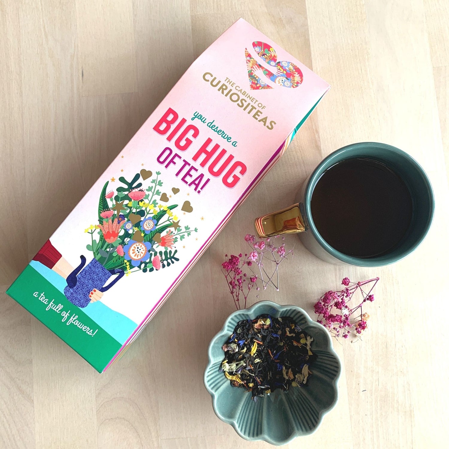 Sfeer foto, biologische thee van giftbox van The Cabinet of Curiositeas! In de box vind je een speciale ‘Flower Blend’: een frisse biologische thee vol kleurige en geurige bloemblaadjes. Daar word je toch vrolijk van! Naast de biologische thee zit er ook een handige thee infuser bij.