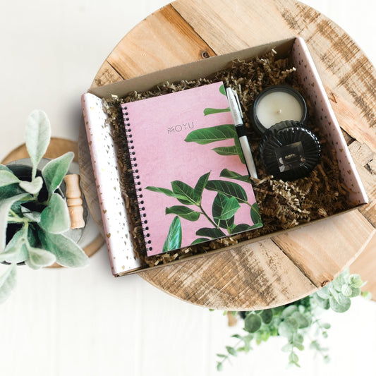Ga voor duurzaam, ga voor de "Green Office" giftbox. Deze giftbox bevat een wel heel origineel cadeau namelijk het uitwisbaar notitieboek van MOYU in de uitvoering Pink Planter. Dit uitwisbare A5 notitieboek in ringband uitvoering is gemaakt van duurzaam steenpapier een absolute bestseller!
