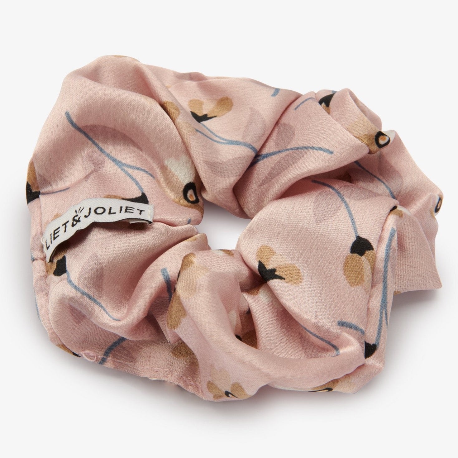 Tover je bad hair day om met deze mooie elegante scrunchie van Liet&Joliet.   De scrunchie is gemaakt van polyester en heeft een diameter van ongeveer 13cm. De stof heeft een satijn effect in een mauve roze kleur met bloemen.