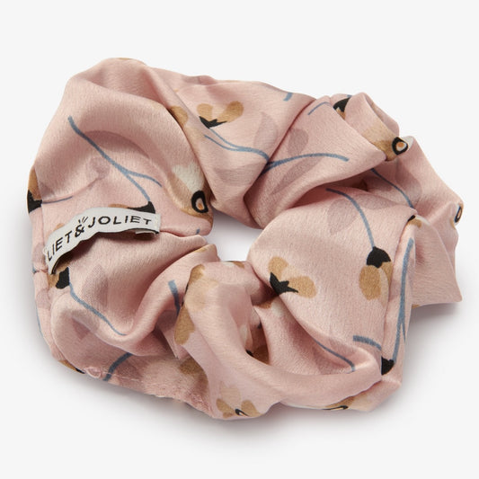 Tover je bad hair day om met deze mooie elegante scrunchie van Liet&Joliet.   De scrunchie is gemaakt van polyester en heeft een diameter van ongeveer 13cm. De stof heeft een satijn effect in een mauve roze kleur met bloemen.