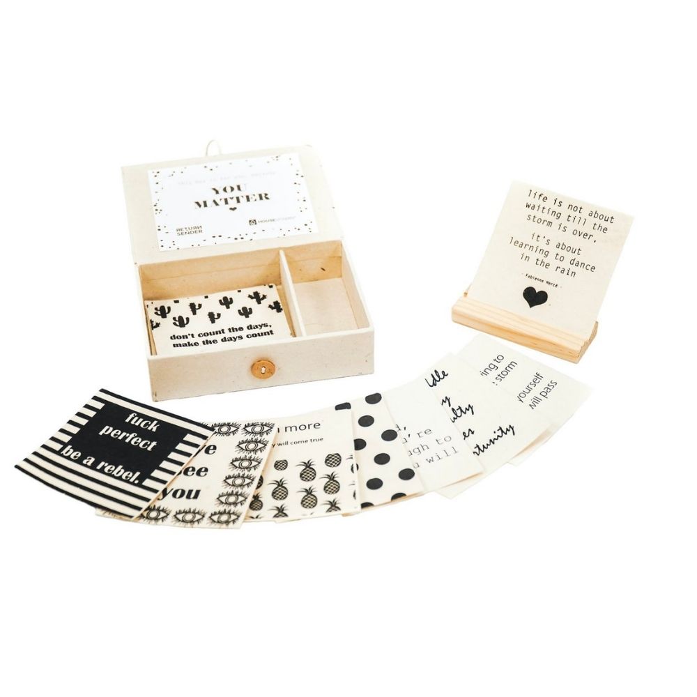 You Matter box bestaat uit:   Handgemaakt van lokta papier in Nepal Bevat 12 kaartjes met spreuken Inclusief houten kaart houder Inclusief doosje Kleur:  Beige  Afmeting: 15cm x 11cm x 2,5cm. Unieke cadeaus bij Gift A Licious