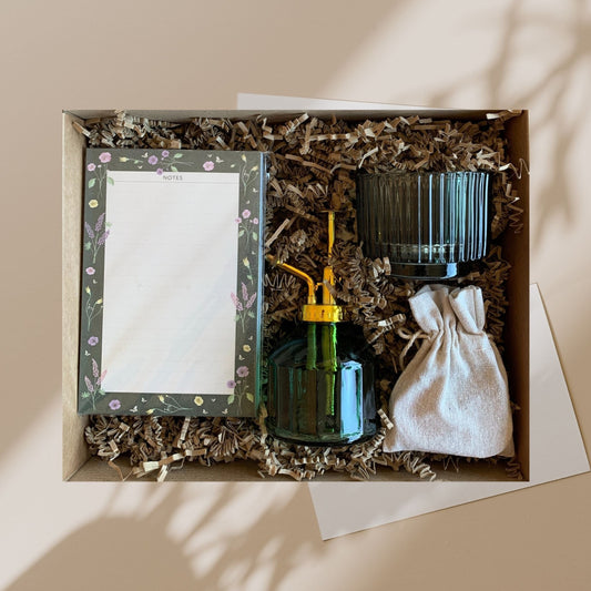 Deze vrolijke gevarieerde giftbox is een geschikt cadeau voor een housewarming, verjaardag of voor iemand met als lievelingskleur groen. Wat de gelegenheid of reden ook is? Deze giftbox is gewoon altijd een leuk cadeau!   Verras jezelf of iemand anders dan met deze gevarieerde giftbox. 